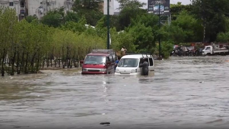 Число жертв наводнений и ударов молнии в Пакистане достигло 63 человек