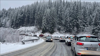 BiH: Na putnim pravcima u višim predjelima ima snijega