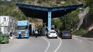 Qindra udhëtarë nga Kosova janë bllokuar në kufirin Serbi-Kroaci