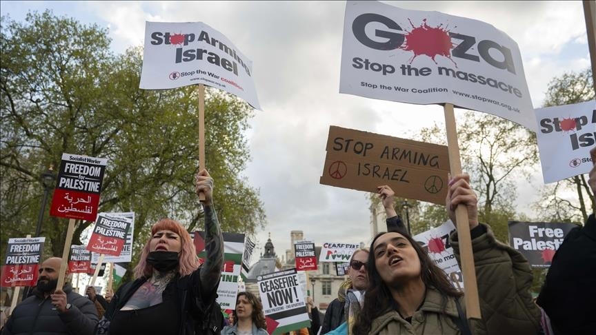 Ratusan orang gelar protes penjualan senjata ke Israel di depan parlemen Inggris
