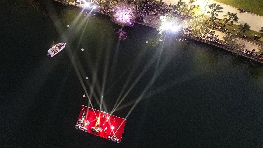 Uluslararası Portakal Çiçeği Karnavalı'nda Seyhan Nehri üzerinde konser