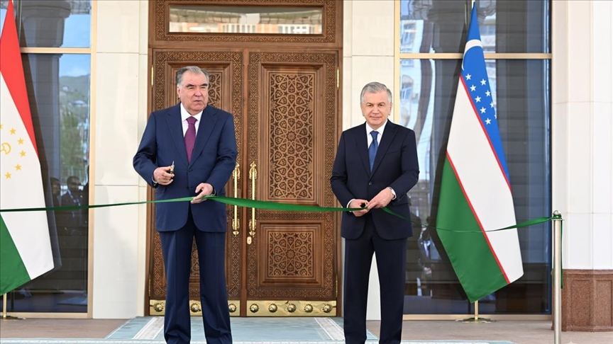 Лидеры Узбекистана и Таджикистана  торжественно открыли новое здание узбекского посольства в Душанбе