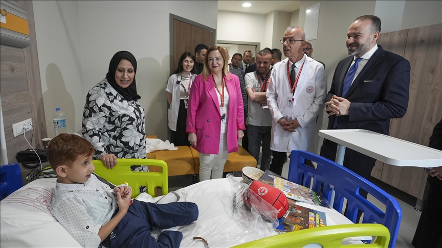 23 Nisan Çocuk Şenliği için Türkiye'ye gelen çocuklar hastanede yaşıtlarını ziyaret etti