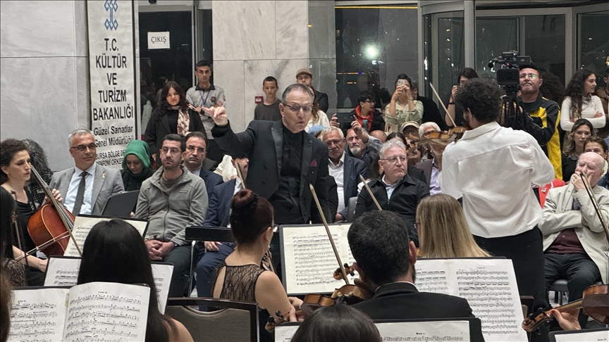 Yunanistanlı orkestra şefi Nikos Haliassas Türkiye'de sanatseverlerle buluşmaktan memnun