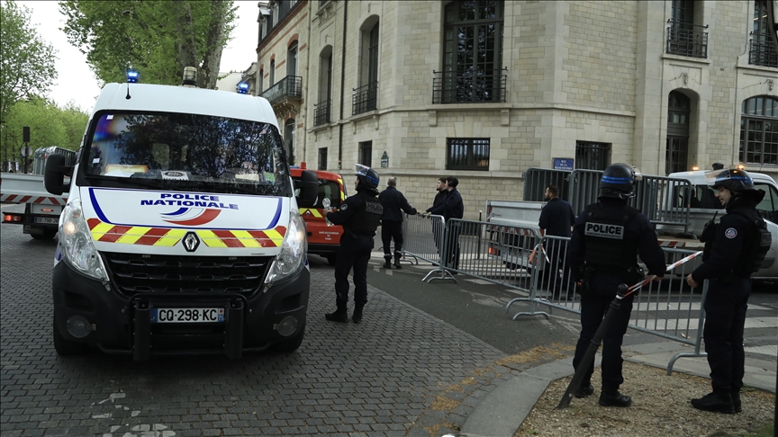 Полиција распоредена околу иранскиот Конзулат во Париз, каде маж се заканува дека ќе се разнесе