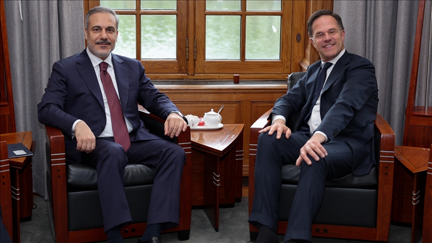 Турскиот министер за надворешни работи и холандскиот премиер разговараа за билатералните односи и војната во Газа