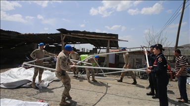 Depremin ardından evine giremeyen ve engelli çocukları bulunan kişinin çadırını komando kurdu 
