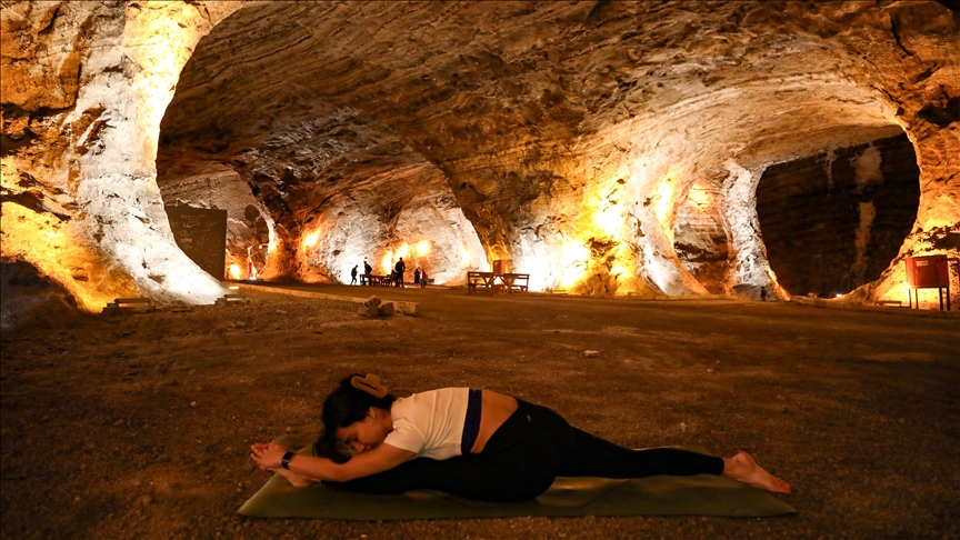 Tuz Dağı'nda yerin 80 metre altında yoga