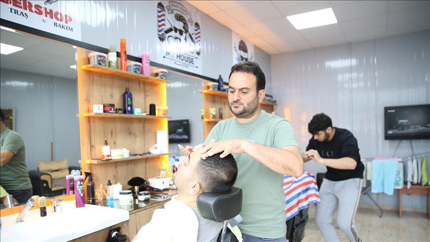 Depremzede İskenderun esnafı, müşterisini prefabrik çarşıda ağırlıyor