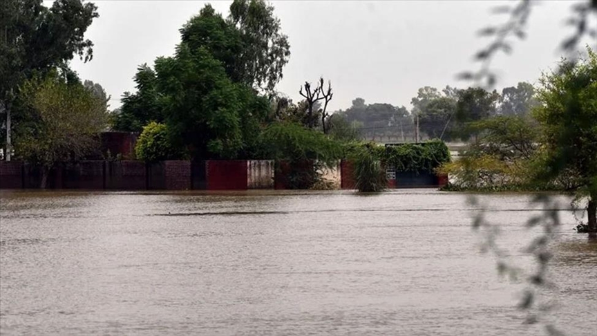 Huge rains, flash floods kill almost 100 in Pakistan
