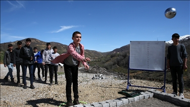 Bitlisli öğrenciler boş araziye yaptıkları bocce sahasında stres atıyor
