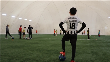 فوتبالیست‌های نوجوان قزاقستانی در مدارس فوتبال بشیکتاش آموزش می‌بینند