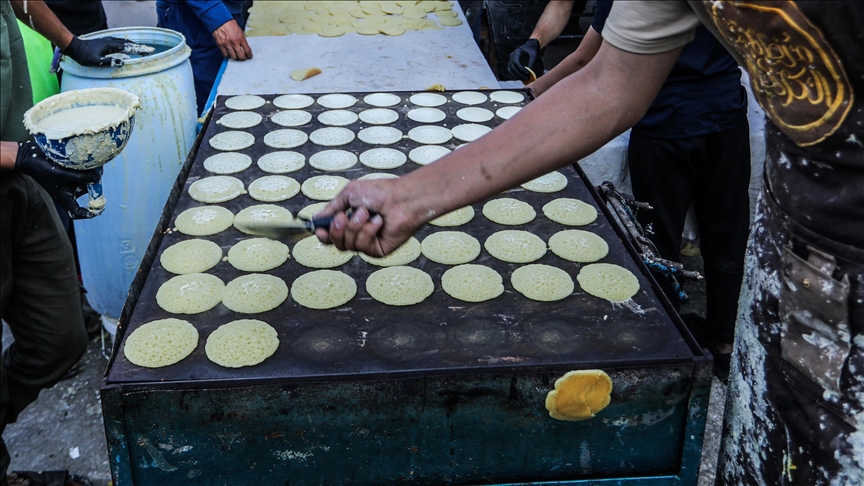İsrail'in zorla yerinden ettiği üç çocuk babası Filistinli Rahmi, çörek yaparak geçimini sağlıyor