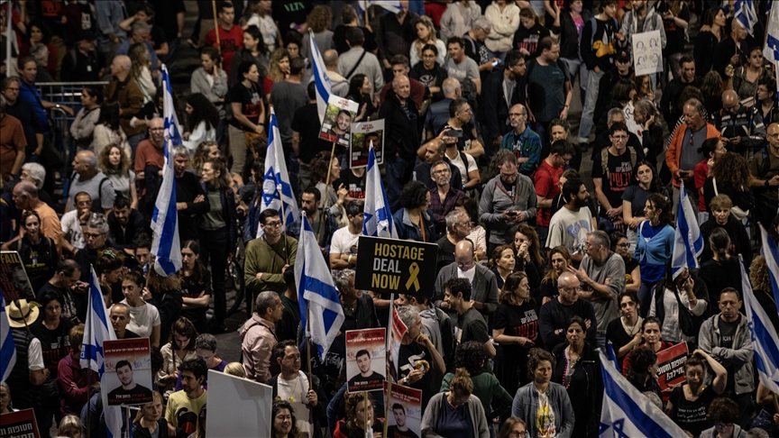 Hundreds rally in central Israel demanding early elections