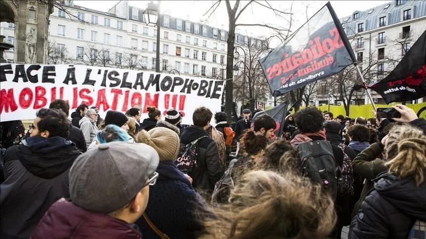 Paris : La marche contre le racisme et l’islamophobie, interdite puis autorisée, s’élance de Barbès