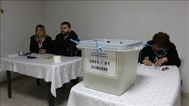Kosova'nın kuzeyinde halk, mevcut belediye başkanlarının görevden alınabilmesi için sandık başında