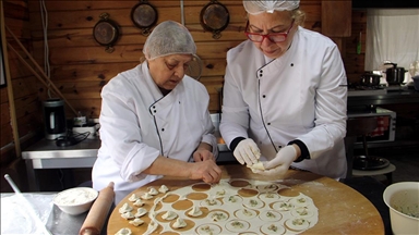 Sinoplu kooperatif üyesi kadınlar "balıklı mantı" üretiyor