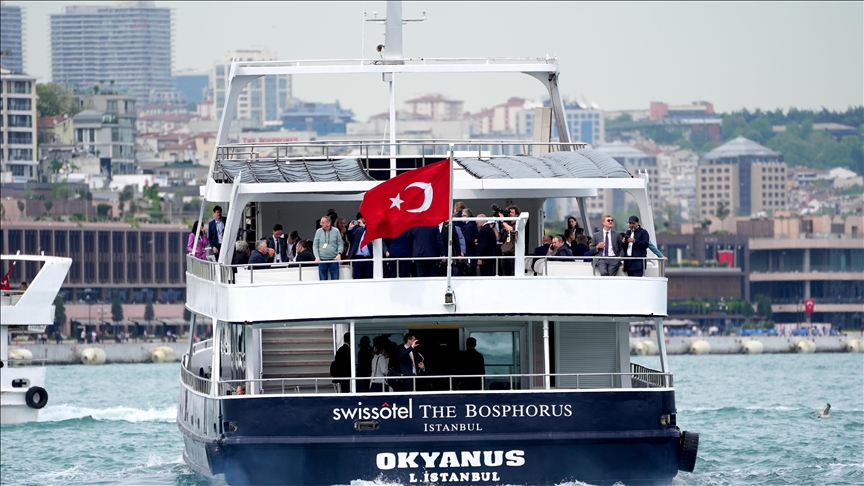 Президент Германии сел на паром в Стамбуле