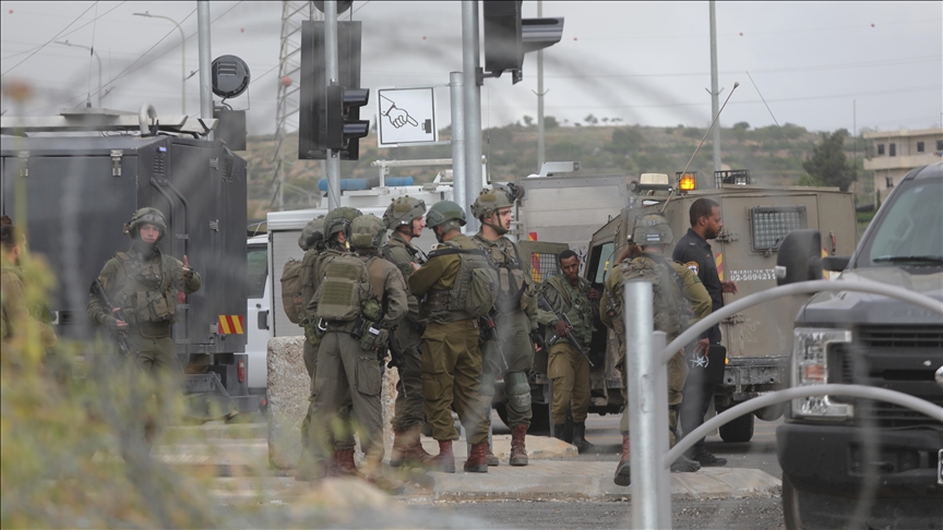 Israeli forces injure, arrest Palestinians in West Bank raids