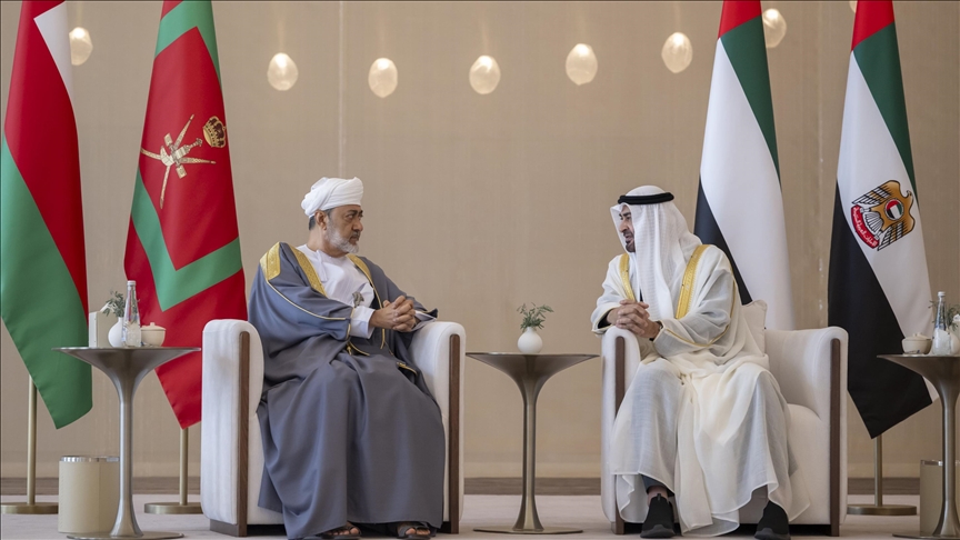 رئيس الإمارات وسلطان عمان يشهدان توقيع اتفاقات بمجالات عدة