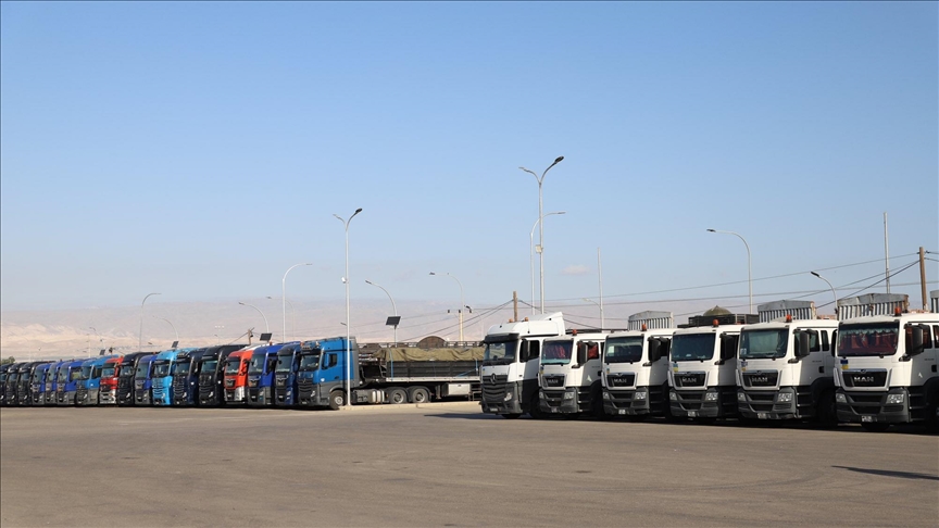 الأردن يرسل 51 شاحنة مساعدات إنسانية إلى قطاع غزة