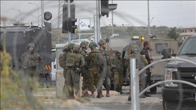 Israeli forces injure, arrest Palestinians in West Bank raids