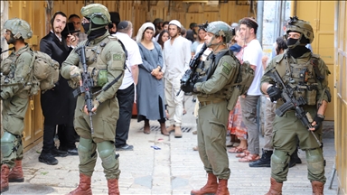 Yahudi yerleşimciler, İsrail askerlerinin korumasında Ramallah'a bağlı bir beldeye saldırdı