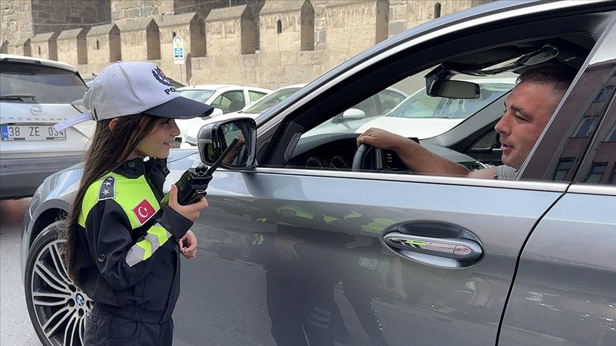 Kayseri'de çocuklar temsili polis olup trafikte denetim yaptı