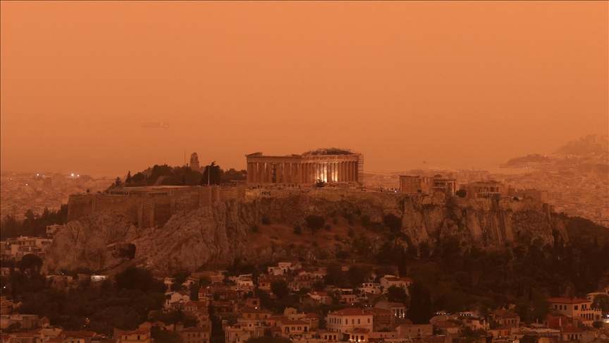 Nebo iznad Atine obojeno u narandžasto zbog pustinjske prašine iz Afrike