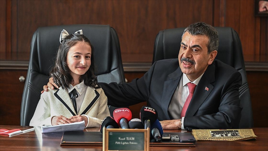 Milli Eğitim Bakanı Tekin, koltuğunu 11 yaşındaki Irmak'a devretti