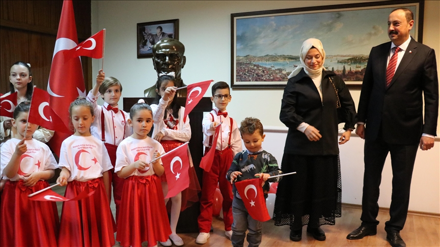 ambasadori-turk-ne-shkup-takon-nxenesit-per-diten-e-sovranitetit-kombetar-dhe-festen-e-femijeve