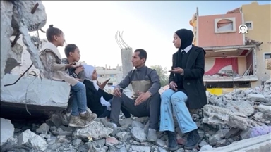 Газа: Татко со песна меѓу урнатините се обидува барем на момент да ги оддалечи децата од суровата реалност