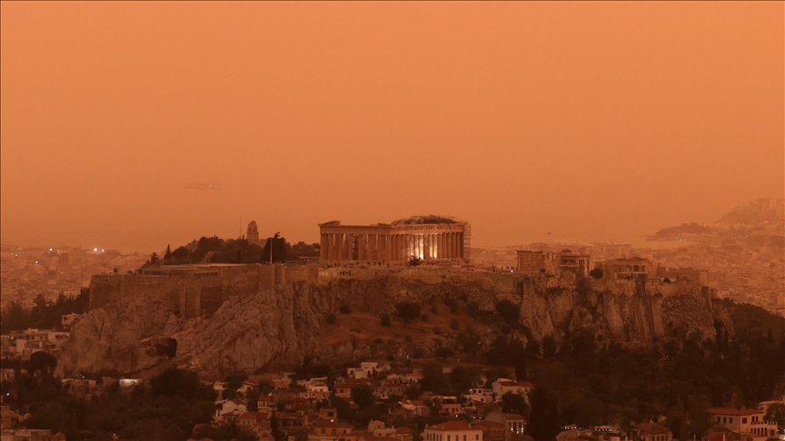 Qielli i Athinës merr ngjyrë portokalli për shkak të pluhurit të shkretëtirës