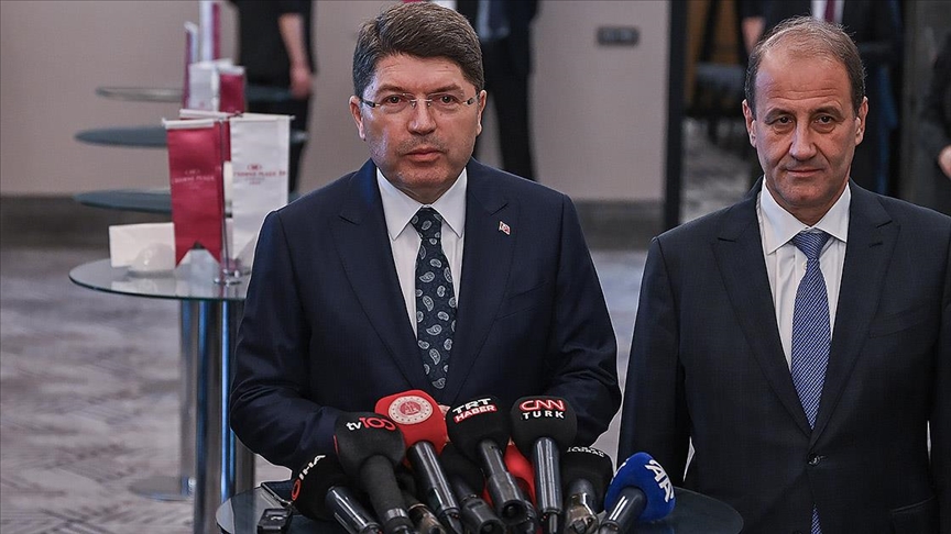 Adalet Bakanı Tunç: (Kapatılan partiler) Devam eden davalar var. DEM Parti aynı yolu izlerse aynı muameleyle karşılaşır