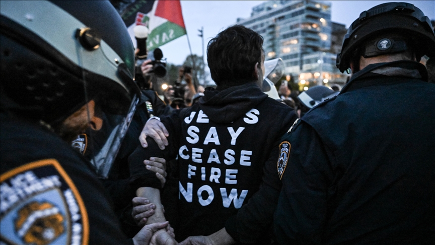 نيويورك.. اعتقال 100 متضامن مع الفلسطينيين قرب منزل سيناتور