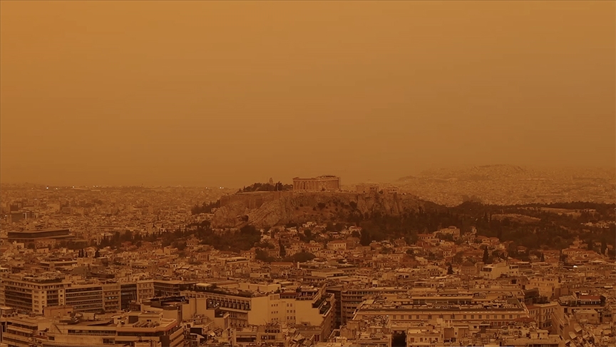 Atina'da Afrika'dan taşınan çöl tozu etkili oluyor