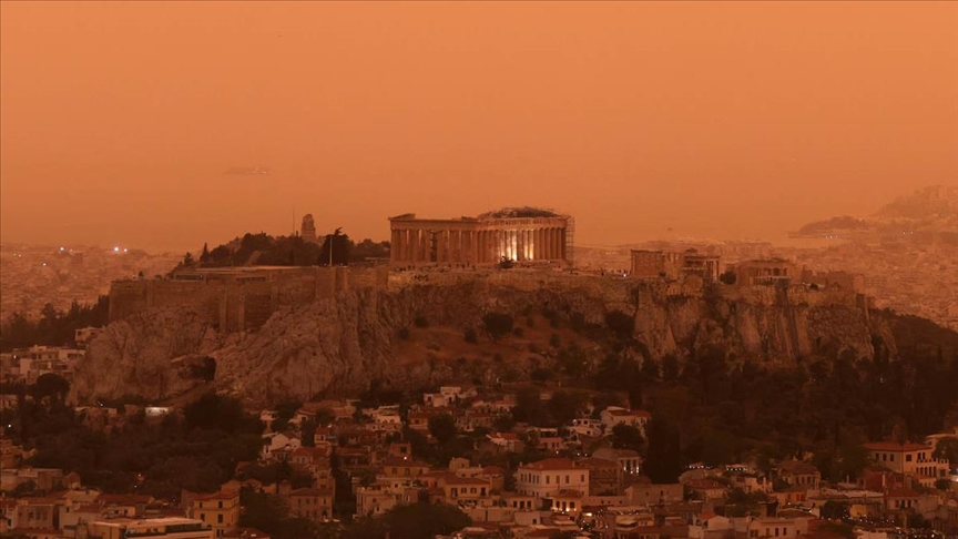 Небото над Атина портокалово поради пустински прав од Африка
