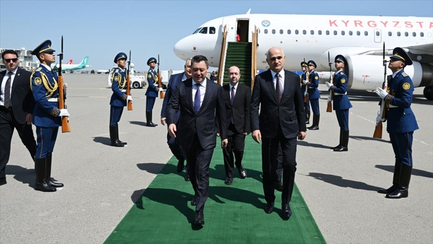 Президент Кыргызстана прибыл с визитом в Азербайджан