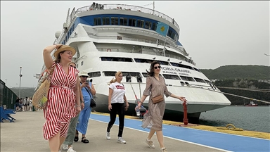 Sezonun ikinci kruvaziyeri 898 yolcusuyla Amasra Limanı'na yanaştı