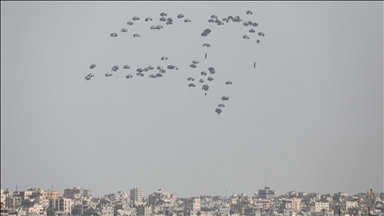 Largage d'aide américaine par voie aérienne sur le nord de la bande de Gaza 