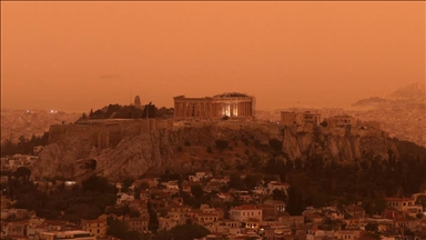 Небото над Атина портокалово поради пустински прав од Африка