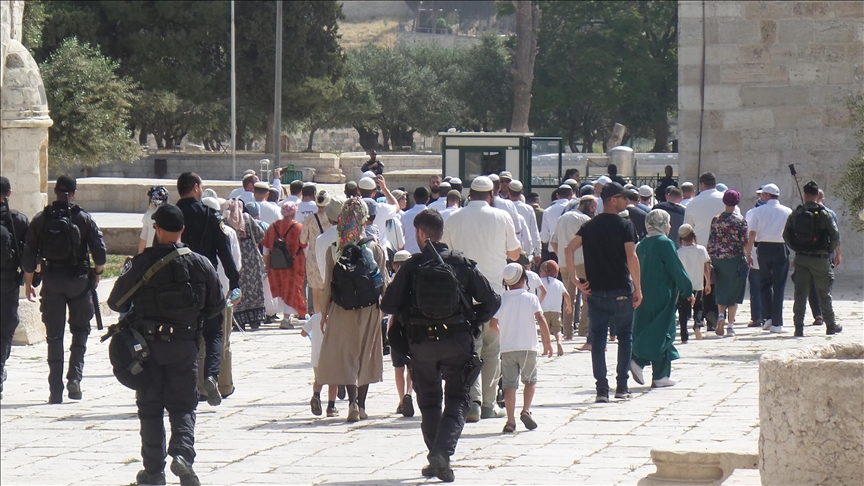 Стотици илегални еврејски доселеници упаднаа во џамијата Ал Акса под заштита на полицијата