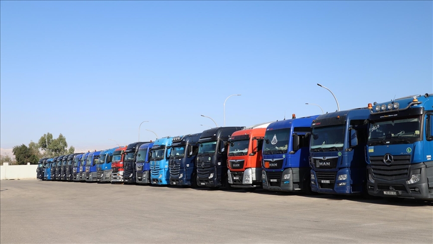 الأردن يرسل 115 شاحنة مساعدات غذائية إلى قطاع غزة