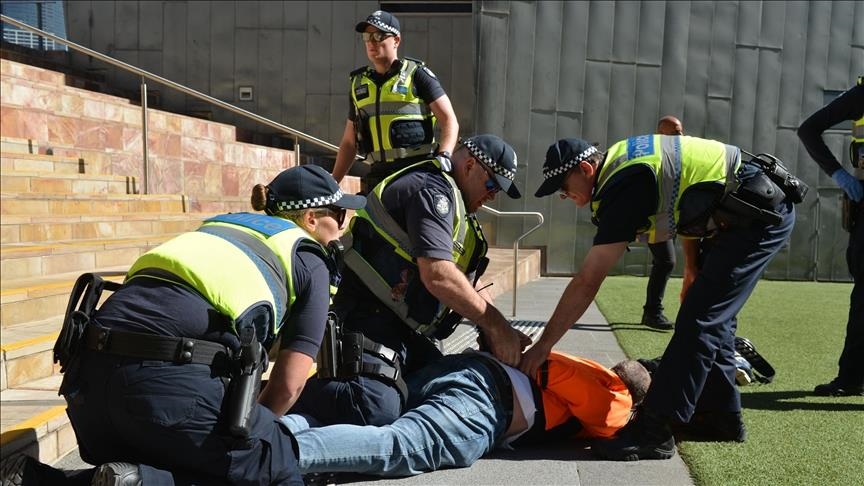 Пет тинејџери обвинети за напад со нож врз бискуп во црква во Сиднеј