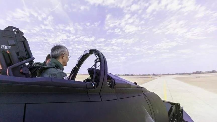 Le chef de l'OTAN Stoltenberg copilote un Eurofighter lors de sa visite en Allemagne