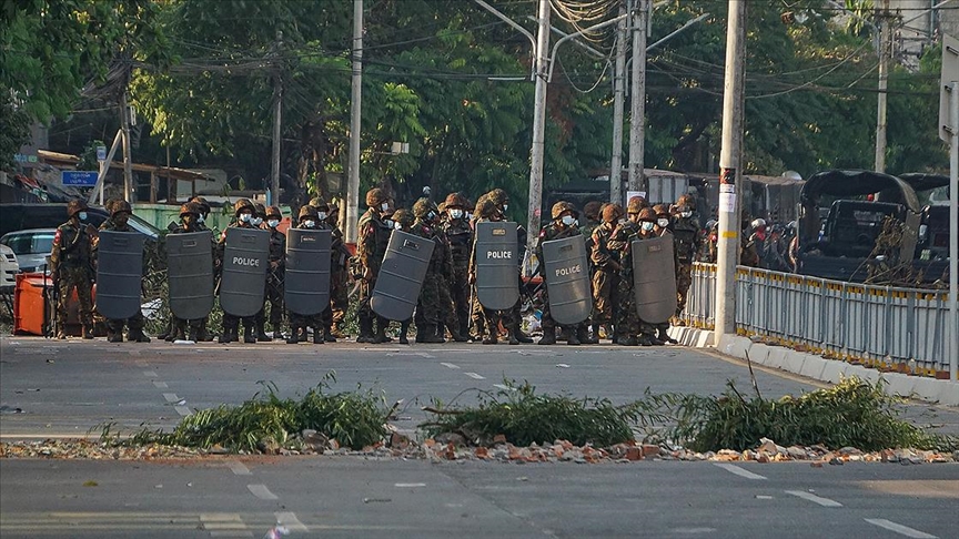 Bangladeş, çatışmalar nedeniyle sığınan 288 Myanmarlı asker ve polisi daha iade etti