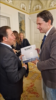وزير الخارجية الإسباني يطلع على كتاب "الدليل" للأناضول