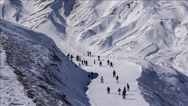 تركيا.. مليونا زائر يستخدمون التلفريك في مركز "بالاندوكن" للتزلج