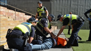 Пет тинејџери обвинети за напад со нож врз бискуп во црква во Сиднеј