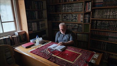 Filistinli yazar, 55 yıllık kütüphanesinin İsrail saldırısında yok olmasından endişe ediyor